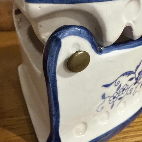 VTG Delft Style Blue White Porcelain Flat Iron Dresser Trinket Jewelry Box - Picture 9 of 9